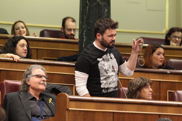 Gabriel Rufián enseña unas esposas en el Congreso