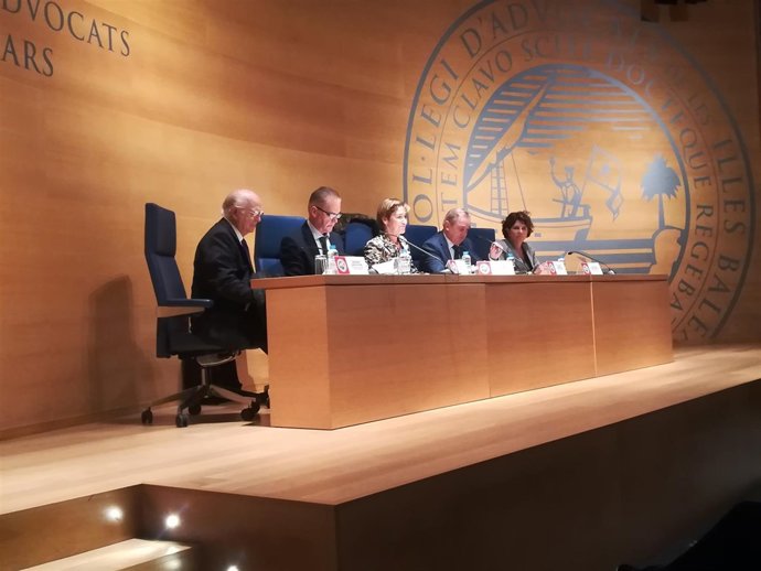 La Presidenta Del Consejo De La Abogacía Española En El Icaib