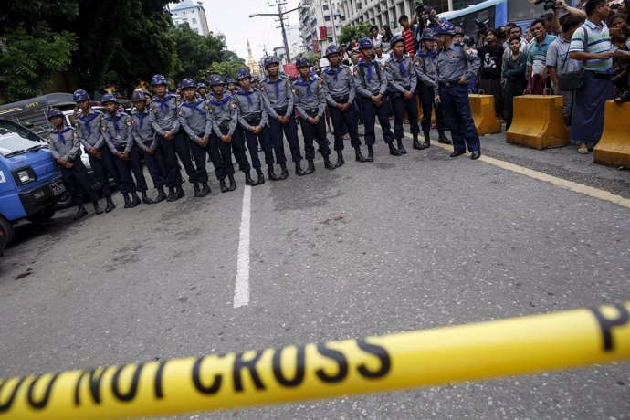 Las autoridades birmanas bloquean una manifestación en el centro de Rangú