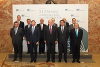 El Rey Juan Carlos entrega al biólogo Miguel Ángel Ferrer el Premio Fondena para la protección de la naturaleza