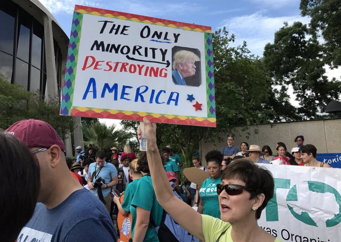 Manifestantes en Texas contra ley que pretende castigar las 'ciudades santuario'