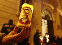 Una cadena humana protesta contra la posible inclusión de la extrema derecha en el Gobierno austriaco