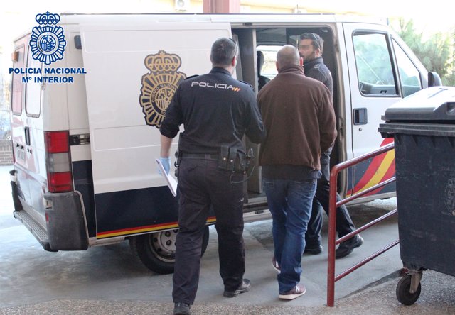 El detenido, natural de Almería, entra en el furgón policial