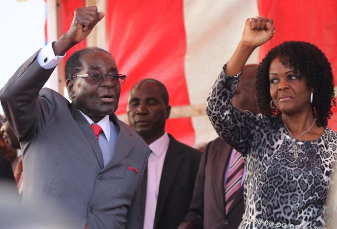 El presidente de Zimbabue, Robert Mugabe, y su esposa, Grace
