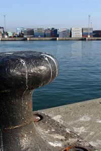 Rescatado un inmigrante atrapado en los bajos de un camión en el puerto de Algeciras (Cádiz)