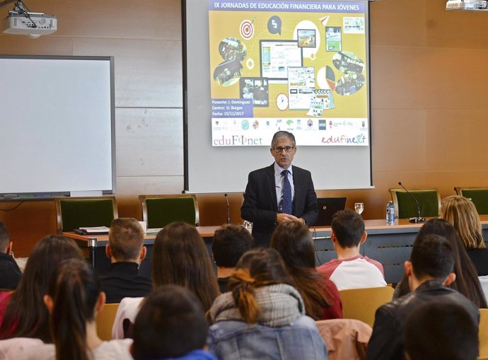 Unicaja incorpora a Burgos a sus jornadas de educación financiera para jóvenes.