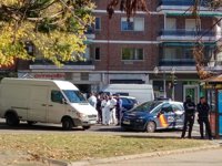 Acordonan el perímetro del banco de Usera para comprobar si el atracador dejó explosivos