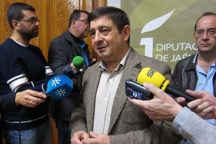 El presidente de la Diputación de Jaén, Francisco Reyes, atiende a los medios.