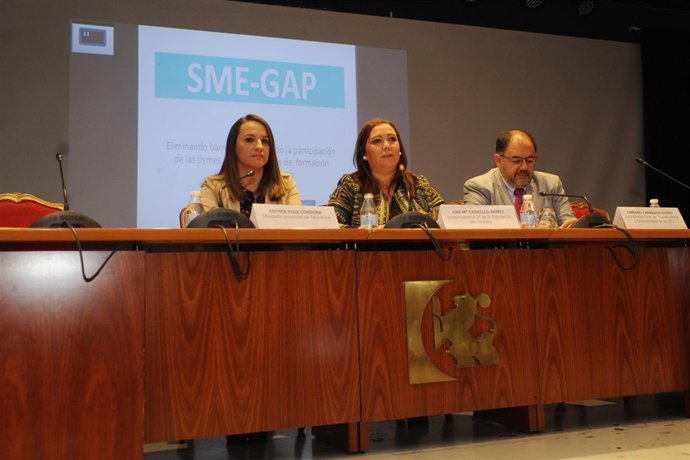 Carrillo, entre Ruiz y Carrasco, durante su intervención en el encuentro