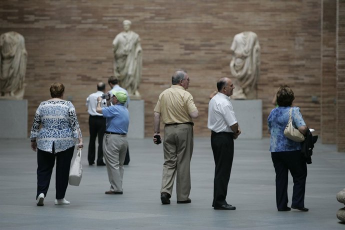Turistas visitando monumentos de Mérida