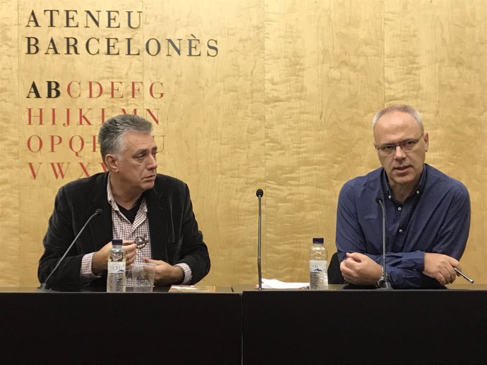 El traductor Marcel Riera y el editor Josep Lluch 