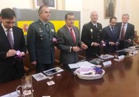 Reparto en colegios andaluces de gafas, silbatos y pegatinas contra el "silencio cómplice" en la violencia de género