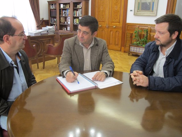 Reunión con respresentantes de la Asociación de Amigos del Ferrocarril de Jaén.