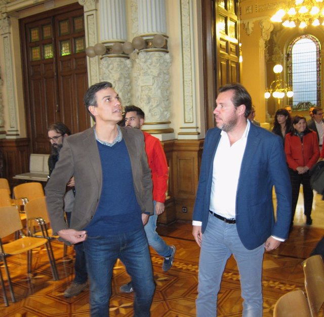 Pedro Sánchez, con Óscar Puente, en el Salón de Recepciones del Ayuntamiento