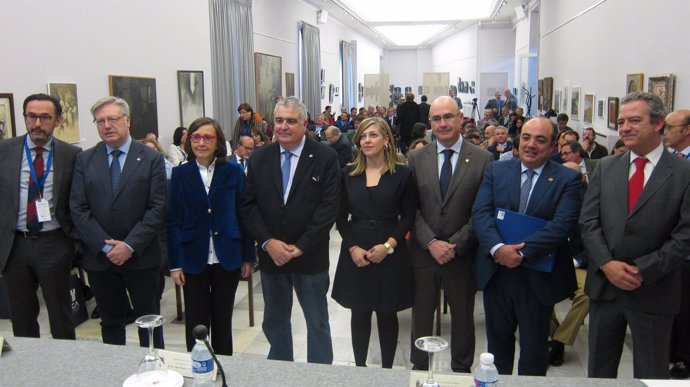 Rosa Aguilar con autoridades en el encuentro de abogados de Andalucía