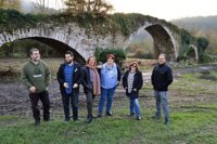 Una nueva escuela taller ampliará la zona verde que rodea Olloniego por detrás del puente medieval