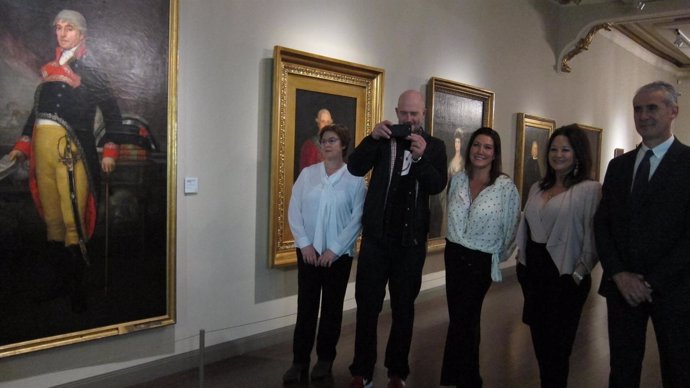 Jake Chapman junto a responsables de Ibercaja, en el Museo Goya