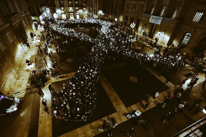 Manifestación en plaza Sant Jaume pidiendo la libertad para Sànchez y Cuixart