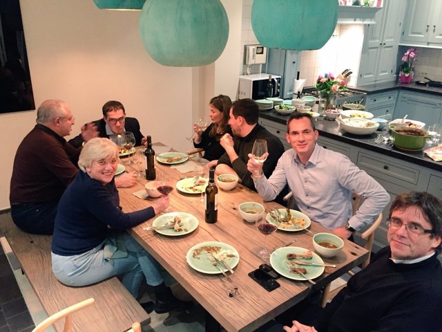 Puigdemont y sus exconsellers cenan con un diputado nacionalista flamenco