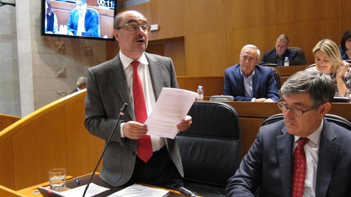 Lambán en el pleno de las Cortes.