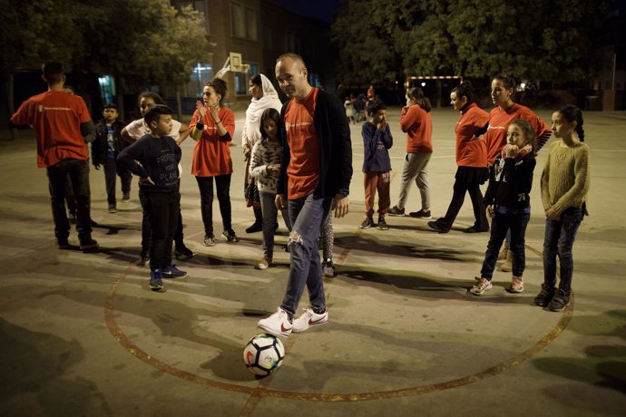 Iniesta entrena con los niños de Save the Children