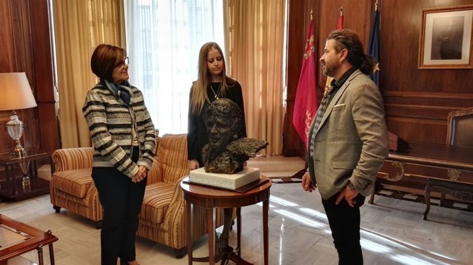 Laura de la Cierva y la presidenta de la Asamblea, durante el encuentro