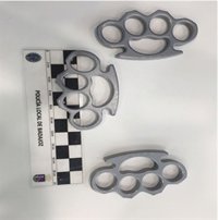 Denunciado un joven de 26 años en Badajoz que portaba tres puños americanos