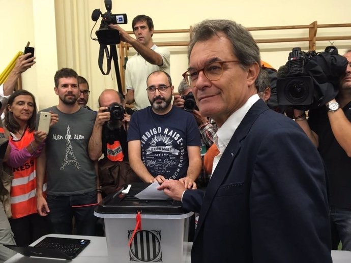 El expte.Artur Mas vota en el referéndum del 1-O