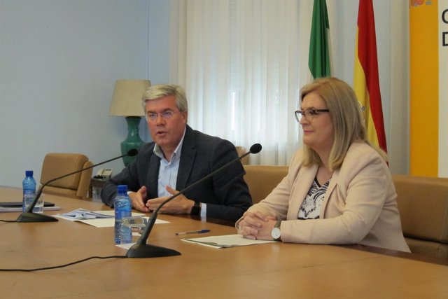 José Enrique Fernández de Moya, junto a Francisca Molina, en rueda de prensa.