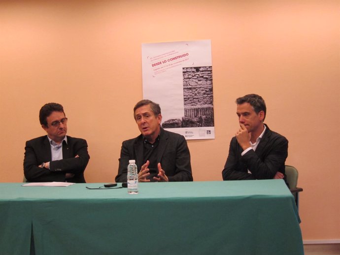 Emilio Tuñón, en el centro, explica su proyecto         