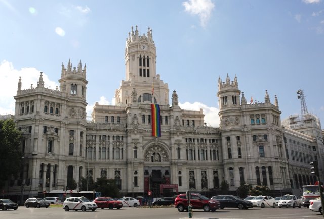 La bandera arcoíris ondea en el Palacio de Cibeles
