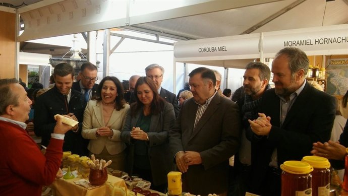 Autoridades visitan uno de los estand de Expomiel
