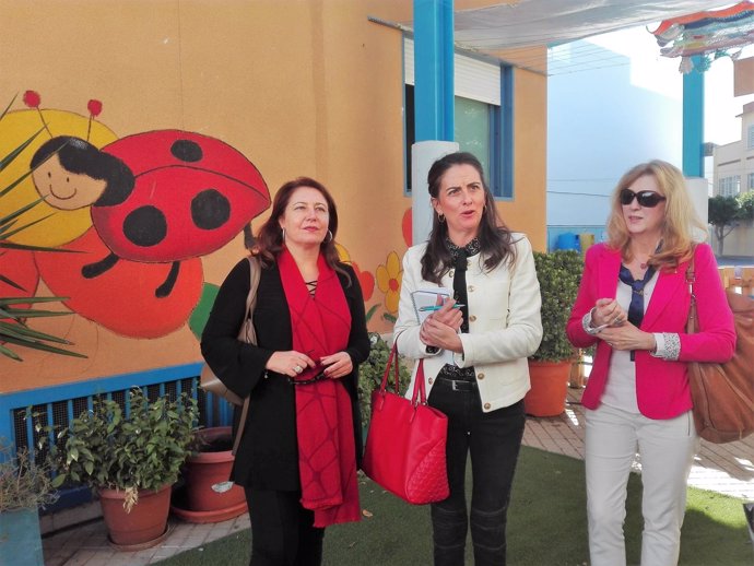 Carmen Crespo y Aránzazu Martín (PP) visitan un CEIP en Roquetas 