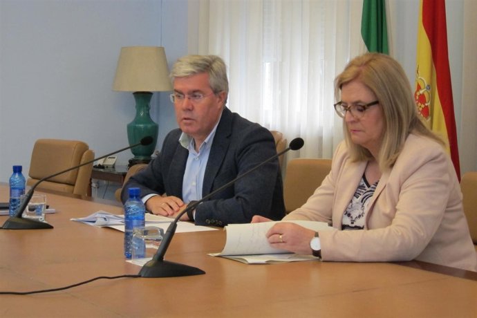 José Enrique Fernández de Moya, junto a Francisca Molina, en rueda de prensa.