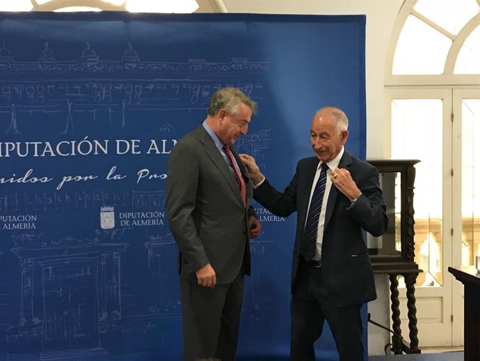 El presidente de RTVE recibe el Escudo de Oro de la Provincia de Almería.