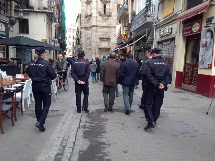 Agentes de la Policía Nacional patrullan por el centro de Valencia