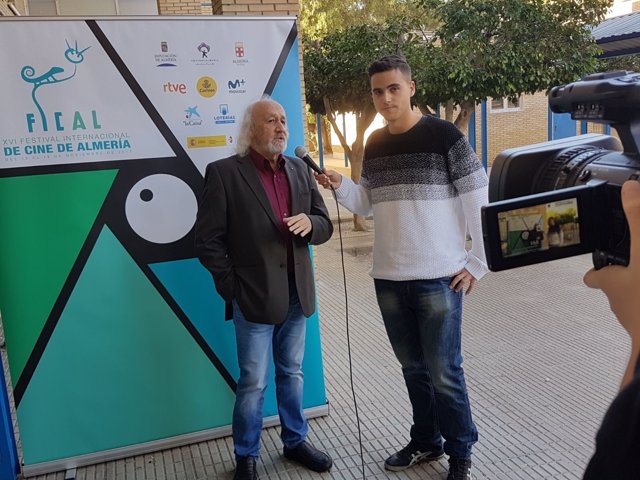 Montxo Armendáriz ha debatido sobre cine con alumnos del IES Albaida.