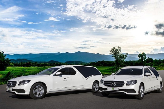 Coches fúnebres de blanco