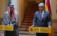 Ministro de Exteriores saudí aborda con Dastis cómo actuar para que Líbano deje de "ser rehén de Hezbolá"