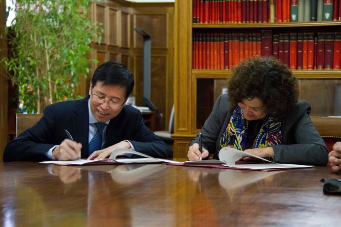 Firma de convenios entre las universidades de Granada y Tianjin (China)