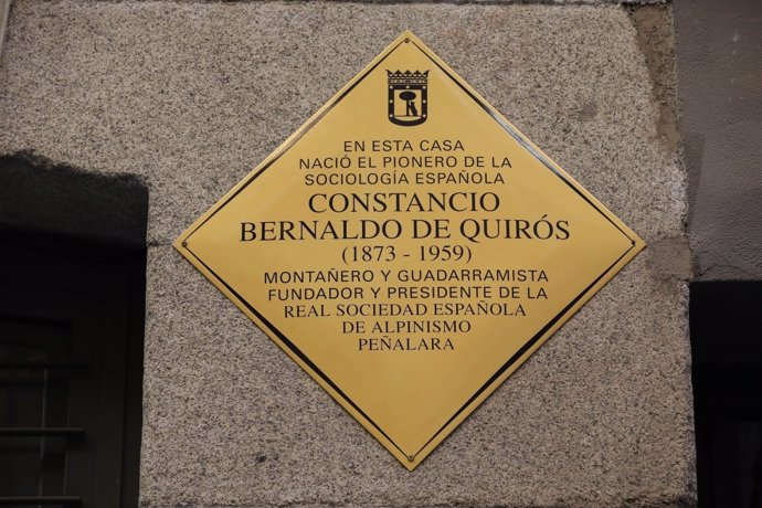 Placa en honor a Bernaldo de Quirós