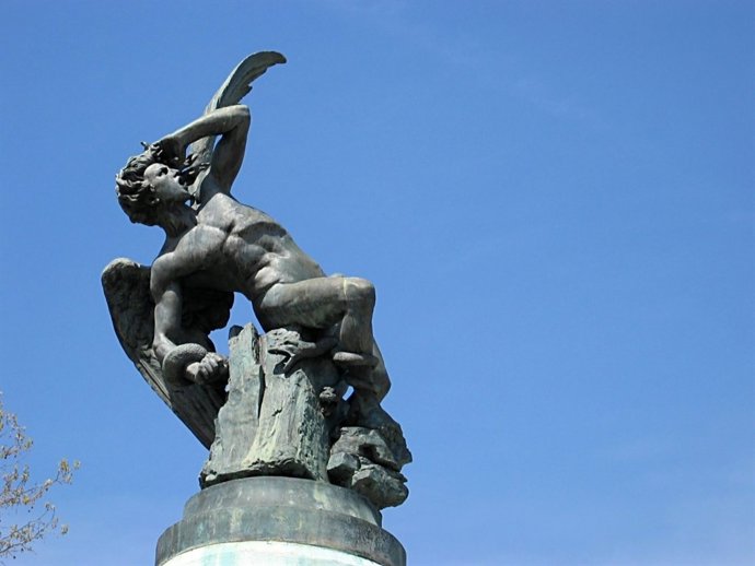 Ángel Caído en el parque de El Retiro