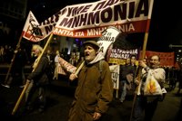 Miles manifestantes conmemoran en Atenas la revuelta estudiantil de 1973 contra la Dictadura de los Coroneles