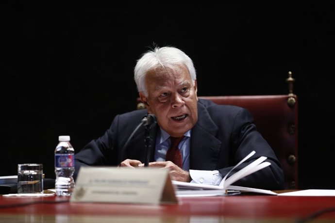 González asiste a la presentación del libro El futuro de la sanidad en España