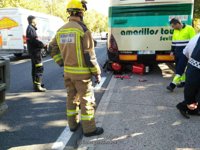Herido un motorista tras caer y empotrar su moto en los bajos de un autobús en avenida Juan Pablo II de Sevilla