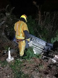 Rescatan a una chica atrapada tras salirse de madrugada de la carretera y volcar