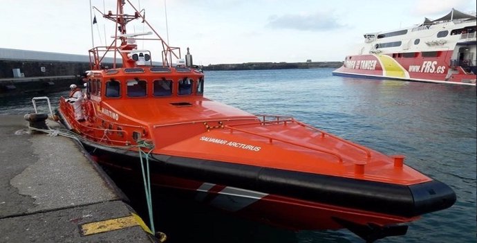 La embarcación de Salvamento que ha rescatado y trasladado a las 40 personas