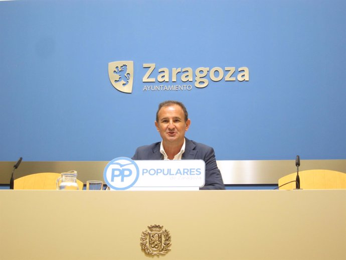 El concejal del PP, Ángel Lorén, en rueda de prensa en el ayuntamiento
