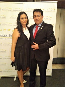 José Hernández, CEO de Dos Veces Marketing, junto a su esposa