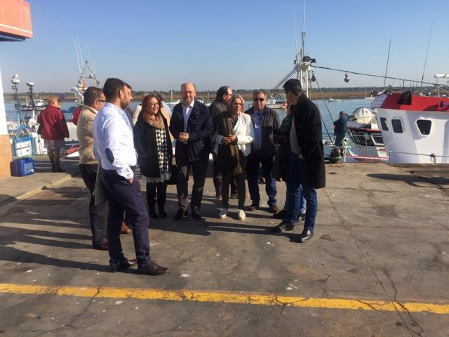 Antonio Pradas, en una reunión con sector pesquero en Punta Umbría (Huelva)